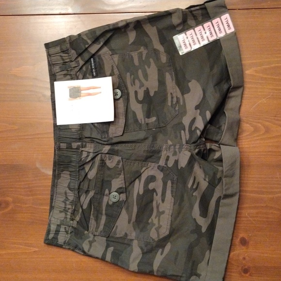Social Standard by Sanctuary, Womens Size S, Poplin Camo Hero Utility Shorts - Picture 2 of 5
